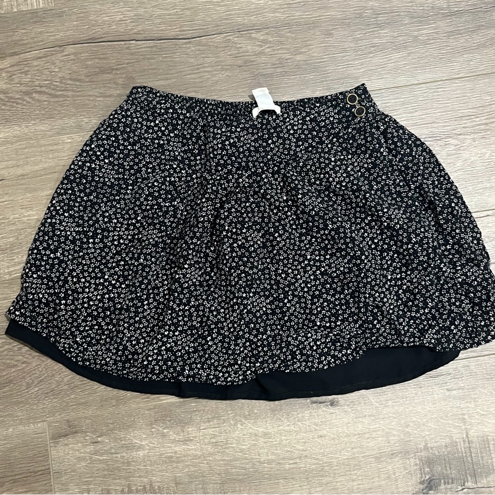 vintage 2000s/2010s black and white floral flowy mini skirt